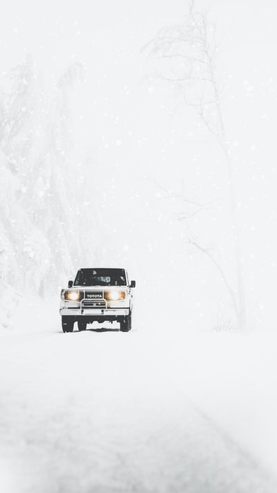 丰田SUV覆盖着雪
